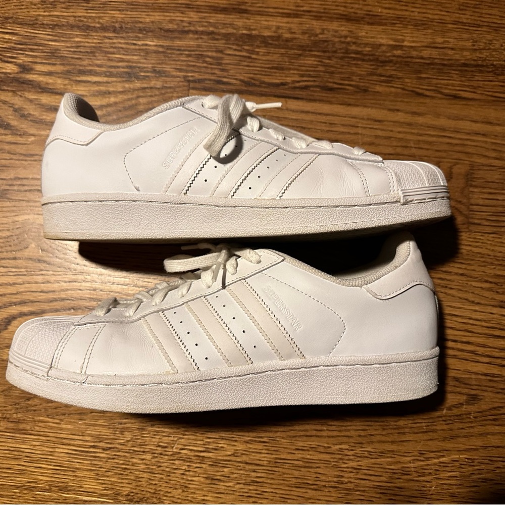 Adidas shelltop white women’s size 11 or men’s size 9.5. Only worn 2 or 3 times.